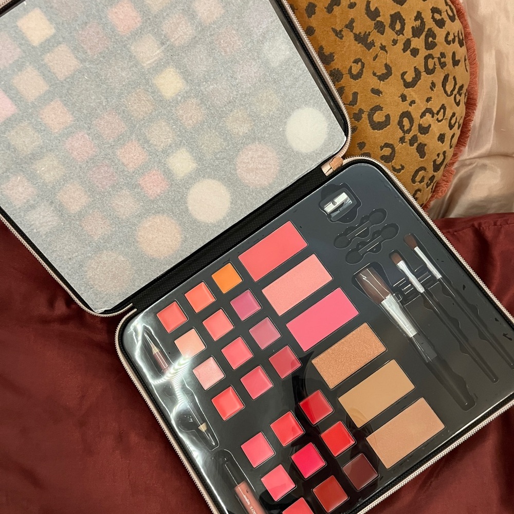 Makeup Sampler - Picture 3 of 6